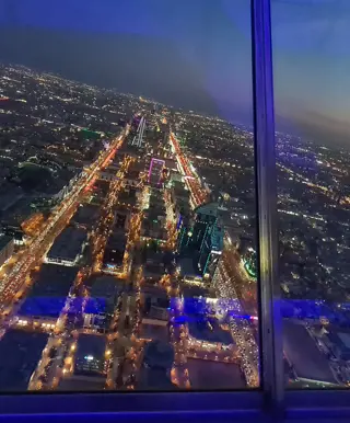 Blicke vom Kingdom Tower auf das nächtliche Riad